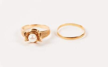 Wedding band and pearl ring in 18K yellow gold (75