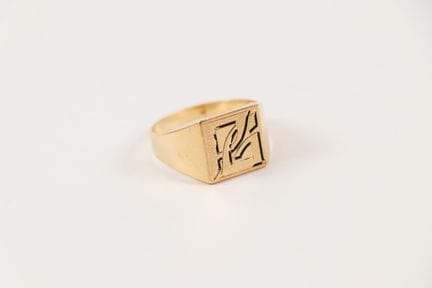 18K yellow gold (750) signet ring with "PG" monogr