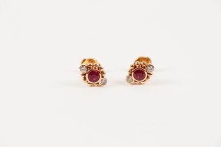 Pair of 18K yellow gold (750) earrings with rubies