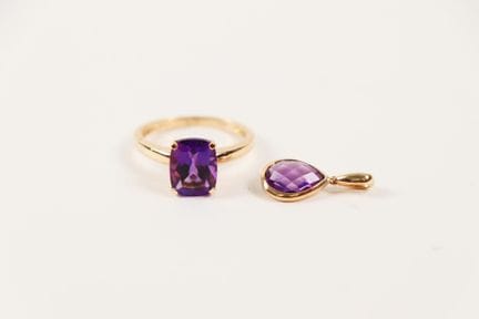 18K yellow gold (750) ring and pendant set with a 