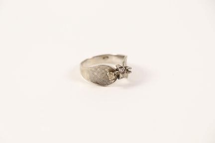 18K white gold (750) ribbon ring set with a white 
