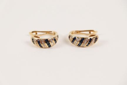 Pair of 18K yellow gold (750) earrings with calibr