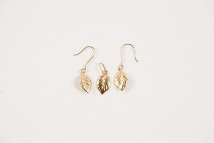18K (750) gold earrings and pendant, leaf motif
We