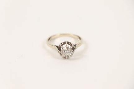 18K white gold (750) solitaire ring set with a bri