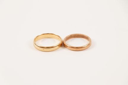 Pair of 18K yellow gold (750) wedding bands
Sizes 