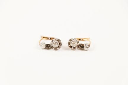 Pair of 18K (750) gold earrings set with brilliant