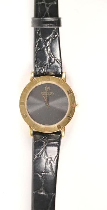 RAYMOND WEIL
女士手表，圆形镀金金属表壳，皮质表带。
表壳直径 2.5 厘米，表带长度 