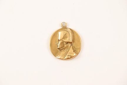 一枚18K（750）黄金奖章，饰有拿破仑一世的侧面肖像
直径2.2厘米——重量16.30克