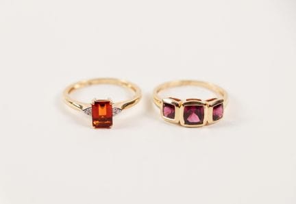 Two 18K gold rings (750)
One adorned with three sq