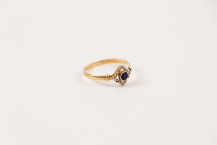 Delicate 18K yellow gold ring (750) set with a sma