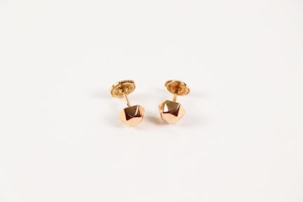 Pair of faceted geometric earrings in 18K yellow g