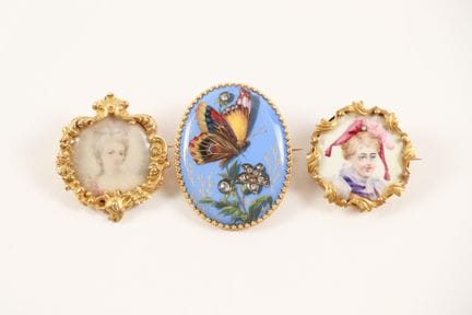 Three brooches made of 18K yellow gold (750) and e