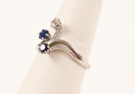 18K white gold (750) ring set with two blue stones