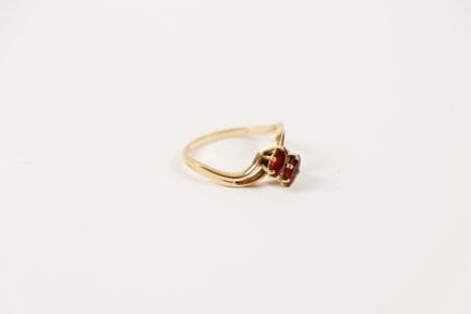18K yellow gold (750) ring set with two small colo