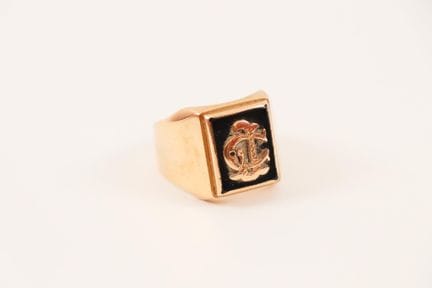 18K yellow gold (750) signet ring with black ename
