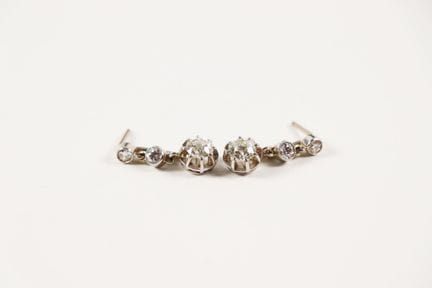 Pair of dangling earrings in 18K white gold (750),