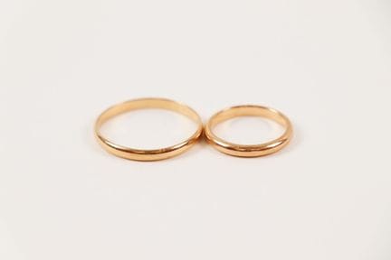 Two 18K (750) gold wedding bands
TDD 64 and 48 - W
