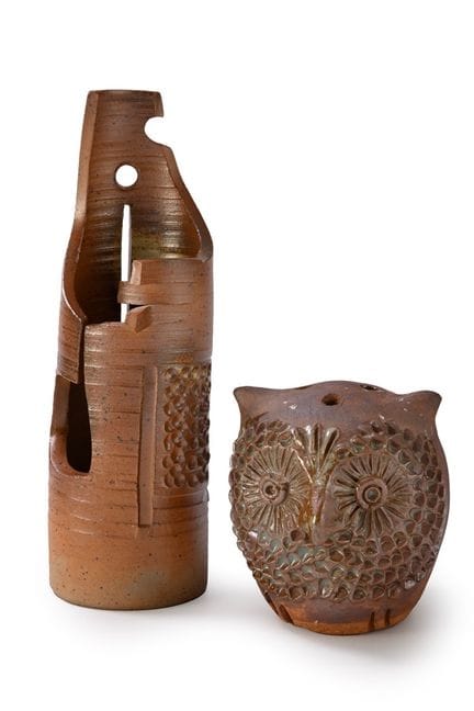 匿名 
小猫头鹰    
雕花砂岩陶塑，施釉
约1970年的现代作品
背面有签名
高11.5厘米 ×