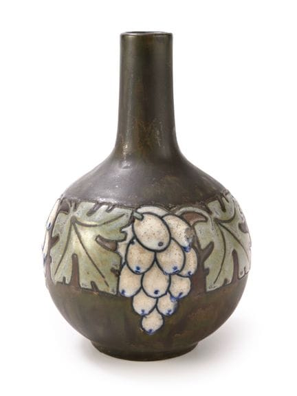查尔斯·卡托（Charles CATTEAU，1880-1966），归因于 
饰有葡萄叶与葡萄串的花