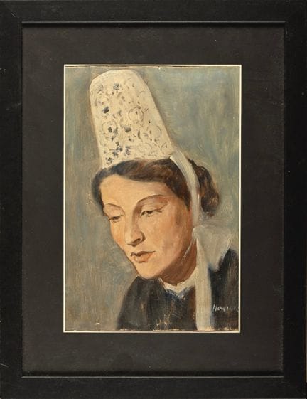 布列塔尼画派
戴头饰的比古丹女子
纸本油画，右下角有签名痕迹
29 x 19 厘米
（有开裂）