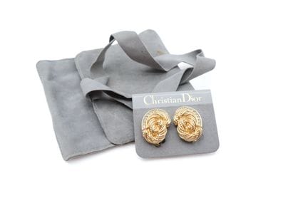 DIOR,
Par de pendientes de clip de metal dorado y 