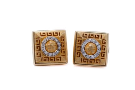 Par de pendientes de oro amarillo (750) de forma c