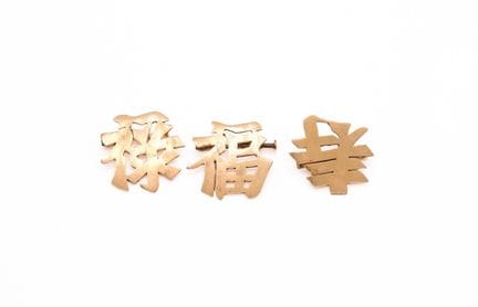 3 broches de oro (750) de Indochina. Peso: 7,51 gr