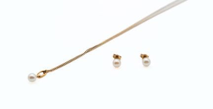 Conjunto de oro (750) y perlas compuesto por una c