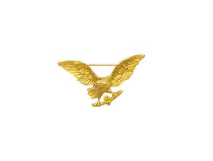 Broche de oro (750) con decoración cincelada que r