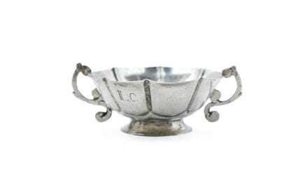 Petite coupelle en argent (800), chiffrée "L.C"
Po