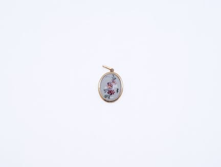 Pequeña placa de porcelana con motivos florales, m
