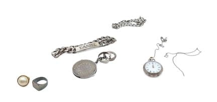 Lote de plata compuesto por: 
- 2 pulseras, una de