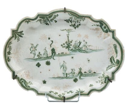 Piatto oblungo in maiolica con bordi ricurvi, deco