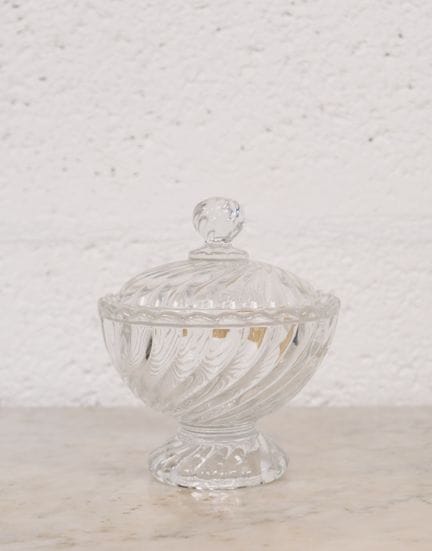 BACCARAT, 
Bonbonnière en cristal pressé-moulé mod