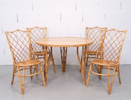 Conjunto de ratán compuesto por: 
- mesa: 101 cm
-