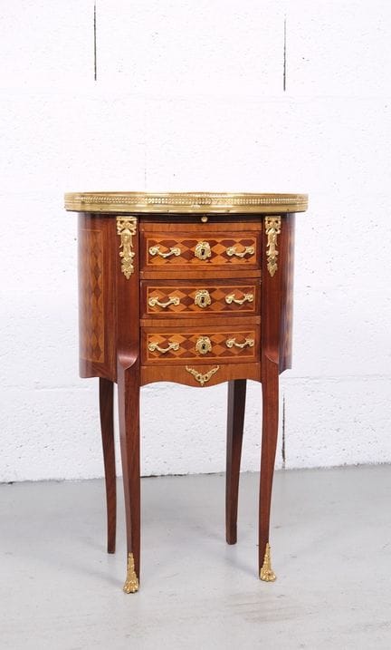 Drum-shaped parlor table in mahogany veneer with c