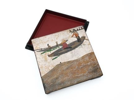 Scatola in legno laccato con inclusioni di pagliuz