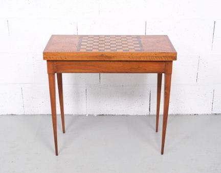 Mahogany and veneer game table. The tabletop featu