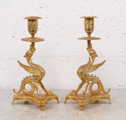 Par de candelabros de bronce dorado con motivos de