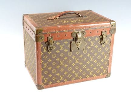 LOUIS VUITTON: Boite à alcool en toile Monogram, b