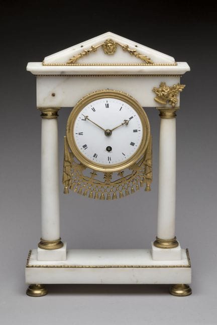 OROLOGIO A PORTICO in marmo bianco e bronzo cesell