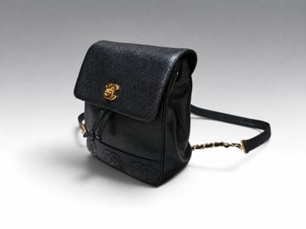 CHANEL. Sac à dos en cuir noir caviar, modèle « Tr