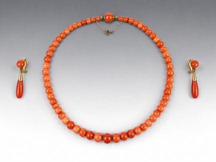 CONJUNTO de coral rosa compuesto por un collar de 