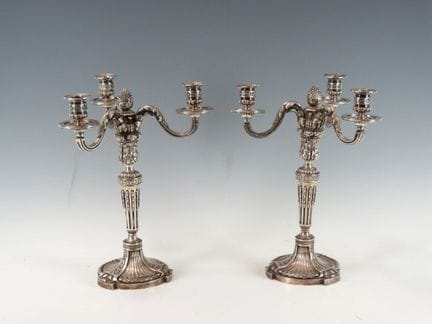 PAR DE CANDELABROS de bronce cincelado y plateado,