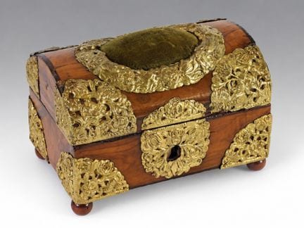 CAJA PARA ALFILERES con tapa abombada de madera ch