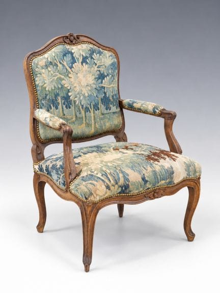 SILLÓN de respaldo plano de haya moldeada y tallad