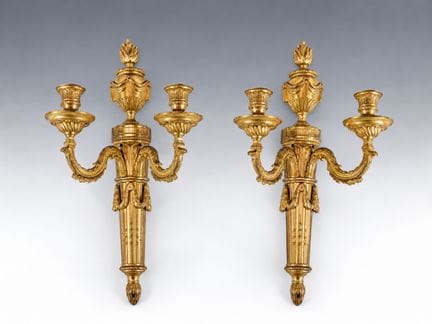 PAIRE D'APPLIQUES en bronze ciselé et doré à deux 