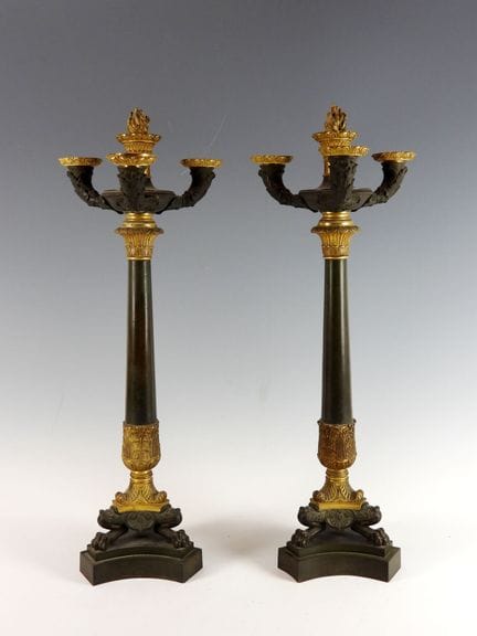PAR DE CANDELABROS de bronce cincelado, patinado y