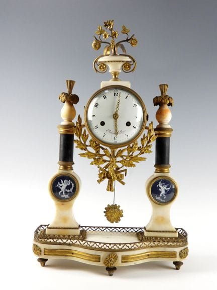 OROLOGIO A PORTICO con colonne decorate da angiole