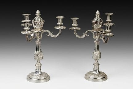 IMPORTANTE PAR DE CANDELABROS de cuatro luces, de 
